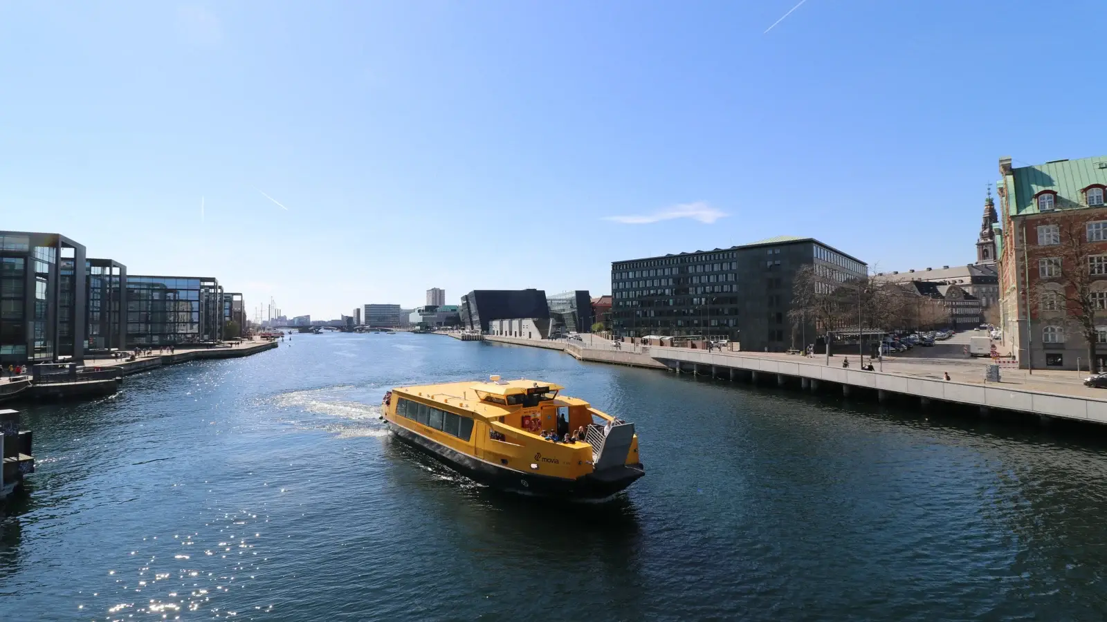 Havnebussen på vattnet i Köpenhamns hamn