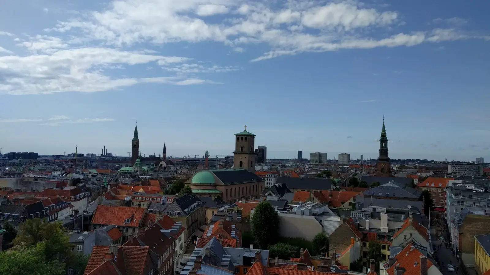 Utsikt över Köpenhamns tak och kyrktorn från Rundetårn