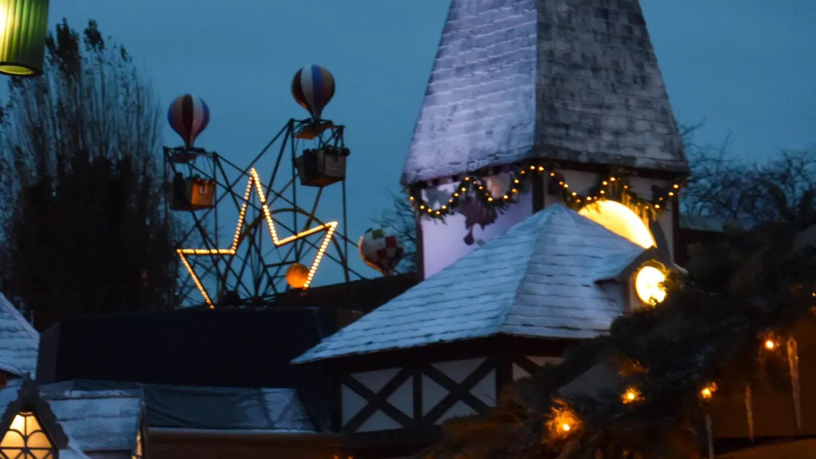 Julmarknad med ljus på Tivoli i Köpenhamn