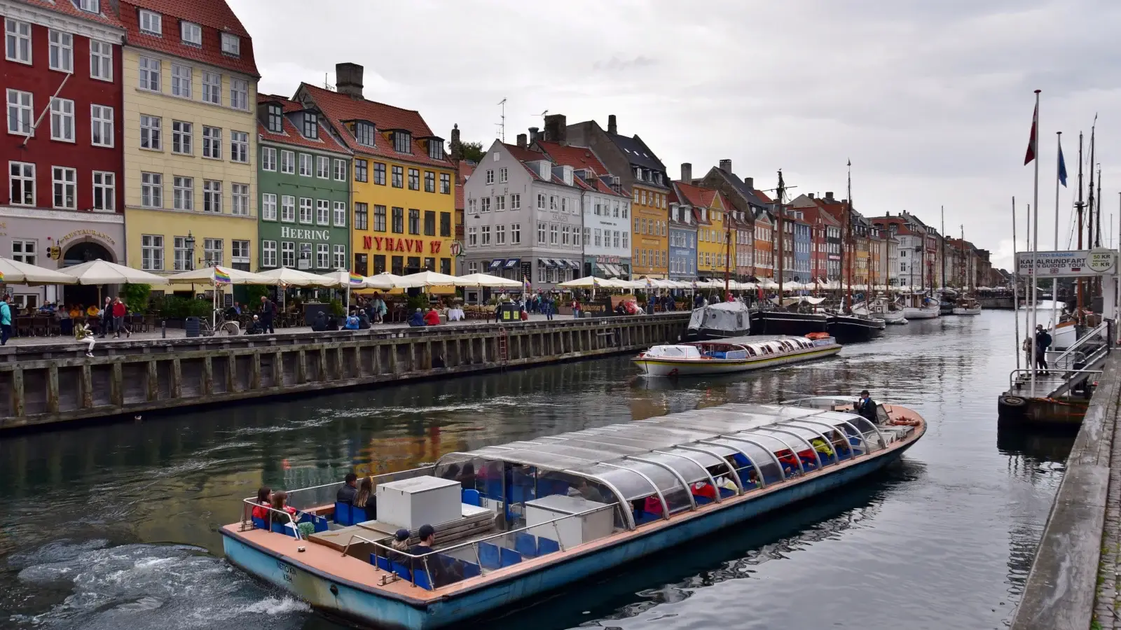 Sightseeingbåt på kanalen i Nyhavn i Köpenhamn