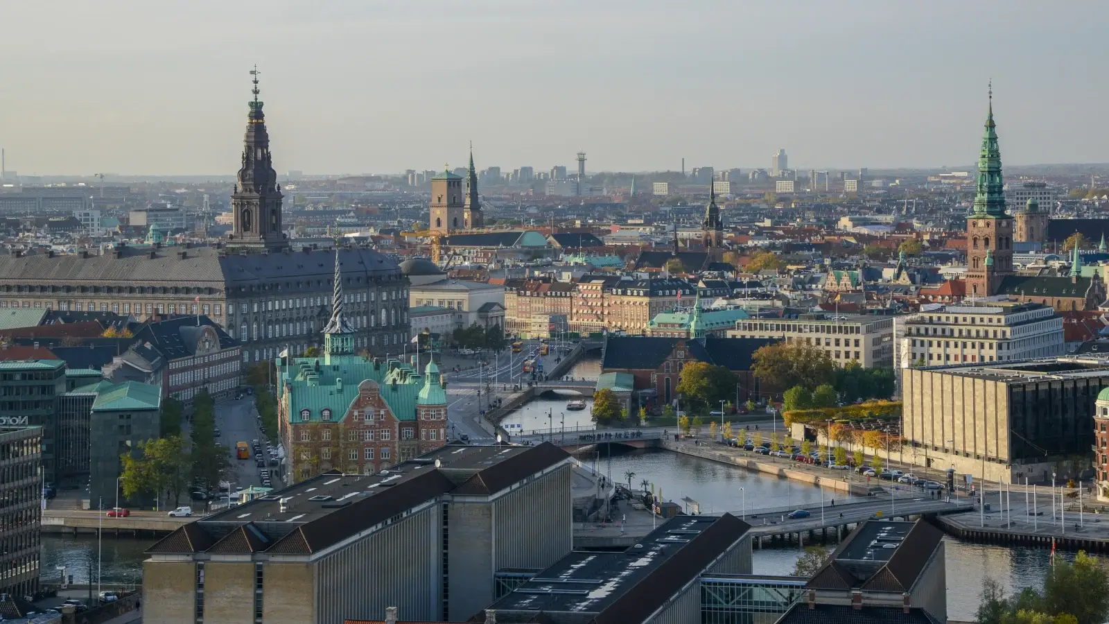 Utsikt över centrala Köpenhamn med kanaler, kyrktorn och historiska byggnader