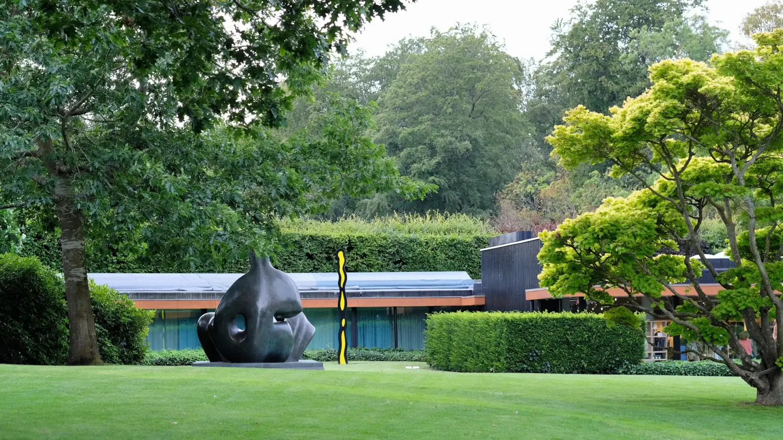 Besökare och skulpturpark vid Louisiana Museum of Modern Art