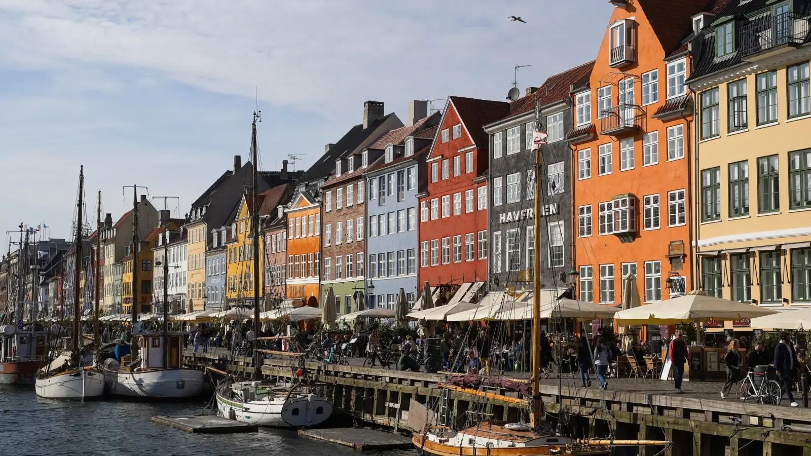 Nyhavn med färgglada hus, kanal och båtar i Köpenhamn
