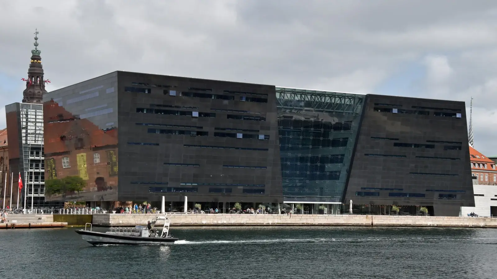 Den Sorte Diamant vid vattnet i Köpenhamn