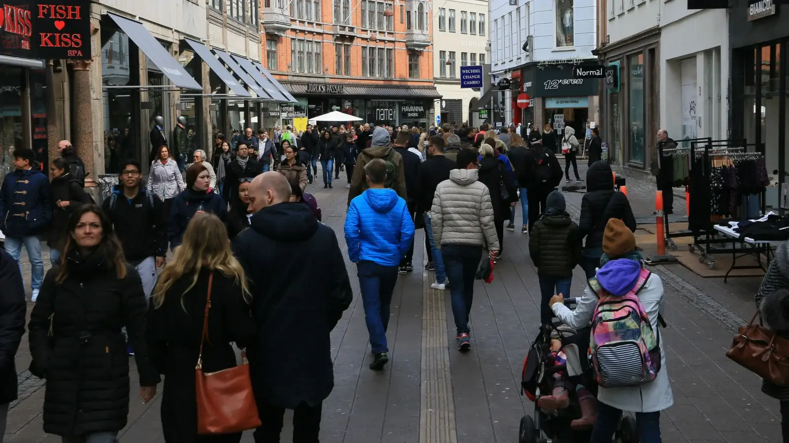 Fotgängare på en gata i centrala Köpenhamn