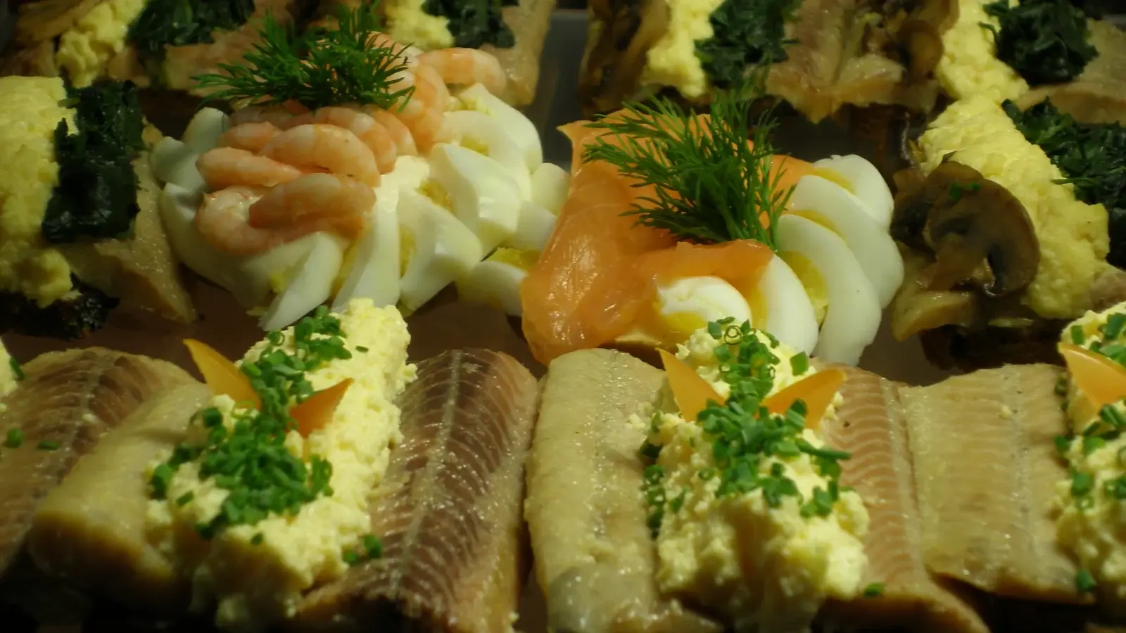 Danska smörrebröd med fisk och skaldjur i Köpenhamn