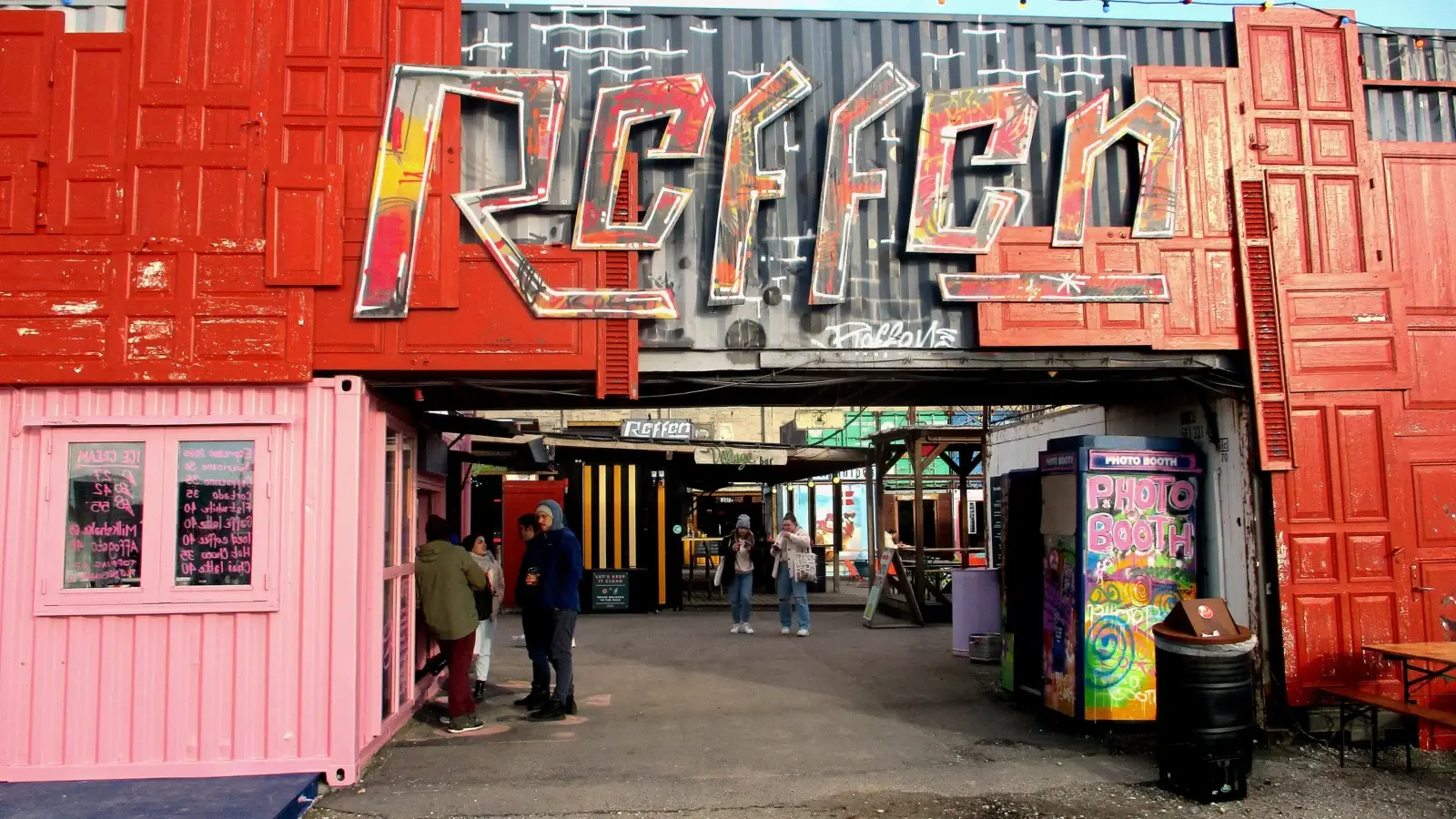 Besökare på Reffen street food-marknad i Köpenhamn