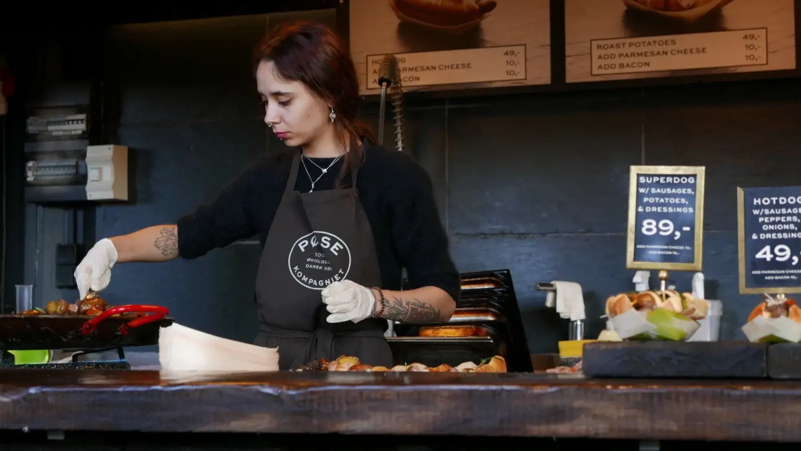Matlagning och servering vid ett matstånd i Köpenhamn