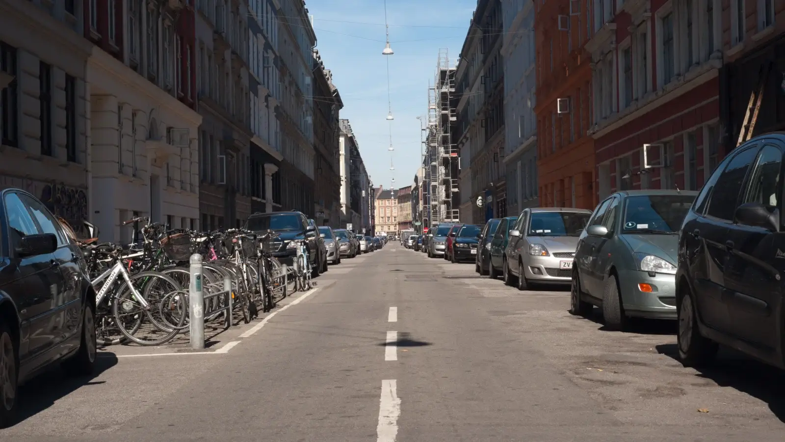 Bostadsgata med cyklar i Vesterbro i Köpenhamn