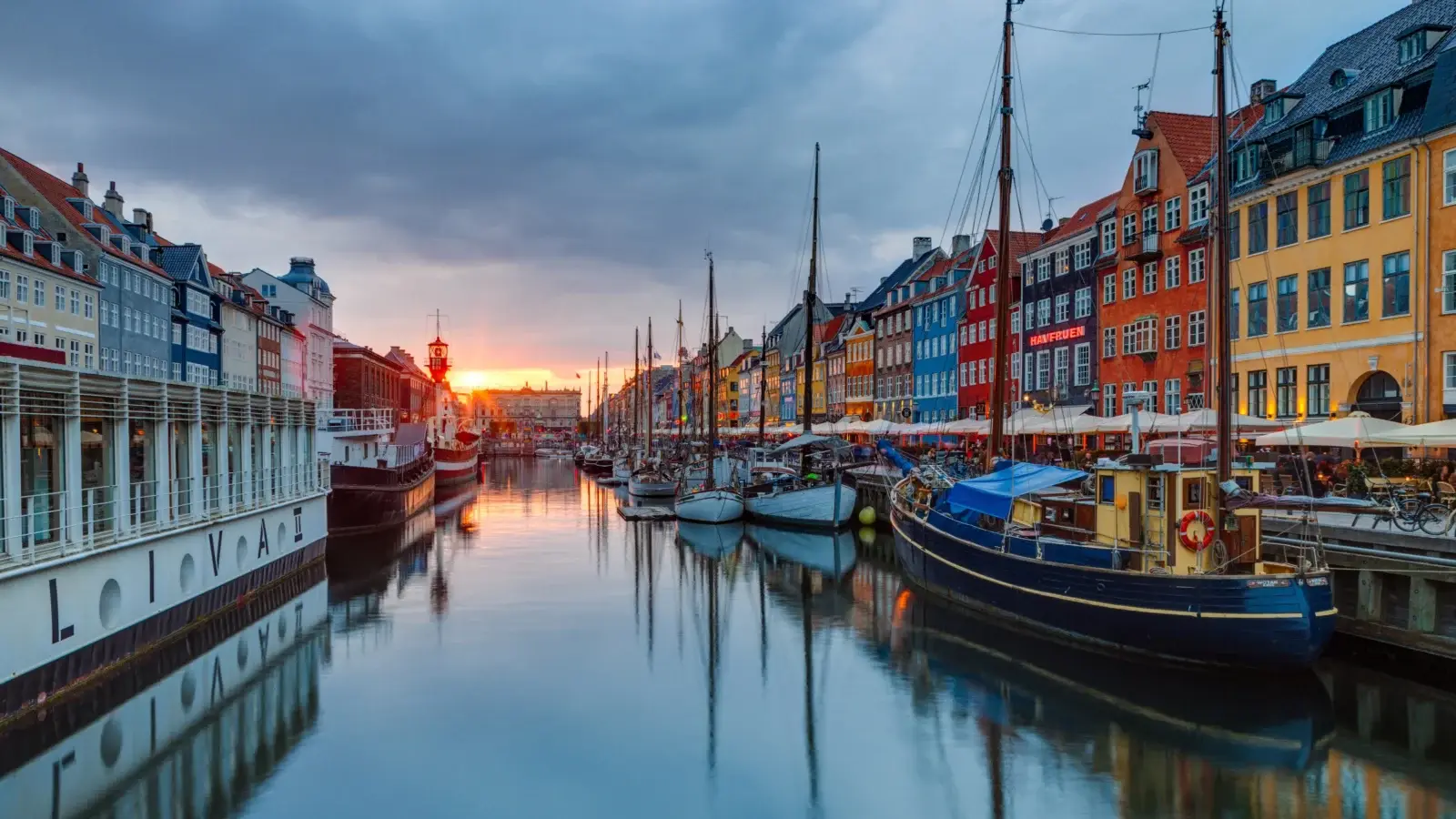 Nyhavn i Köpenhamn i varmt solnedgångsljus
