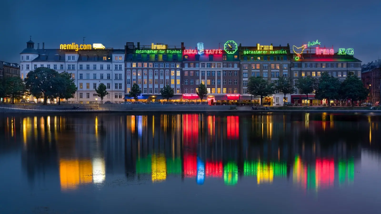Upplyst kvällsmiljö vid Søerne i Köpenhamn