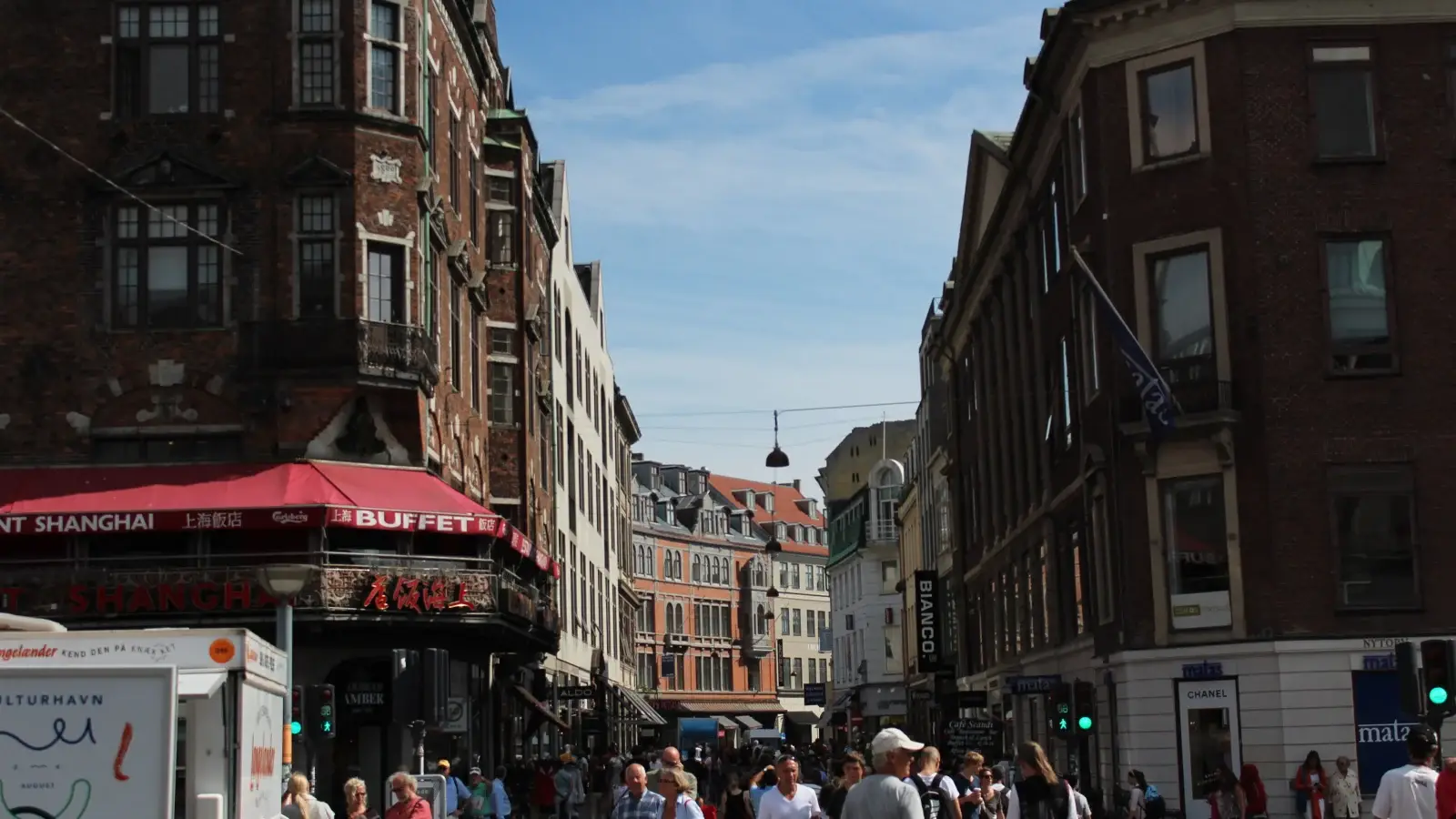 Fotgängare och butiker på Strøget i centrala Köpenhamn