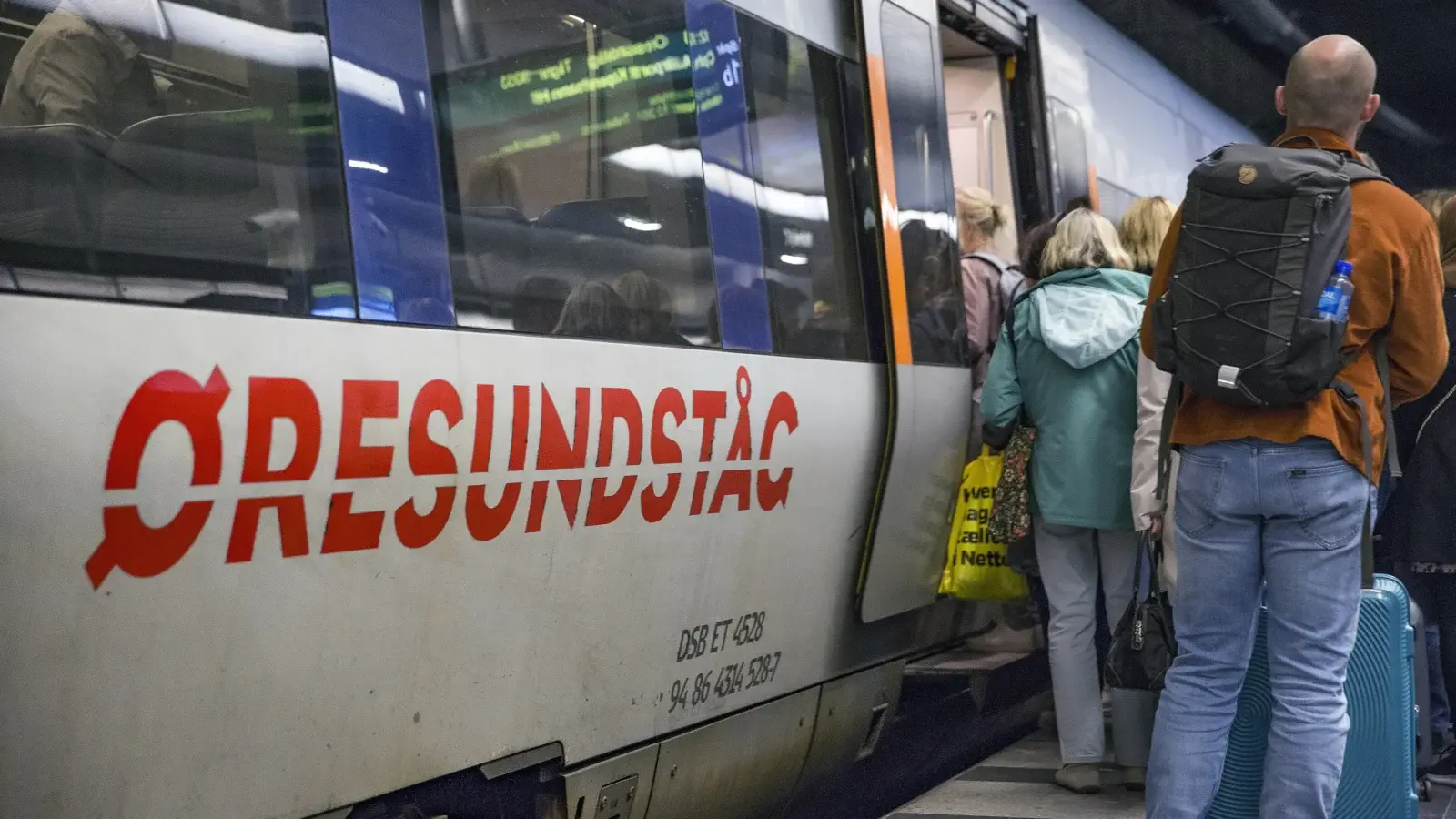 Resenärer går ombord på Öresundståg på Malmö C i riktning mot Köpenhamn
